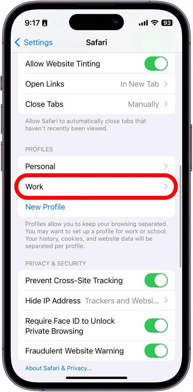 Configuración de iPhone Safari con perfil de trabajo en un círculo rojo