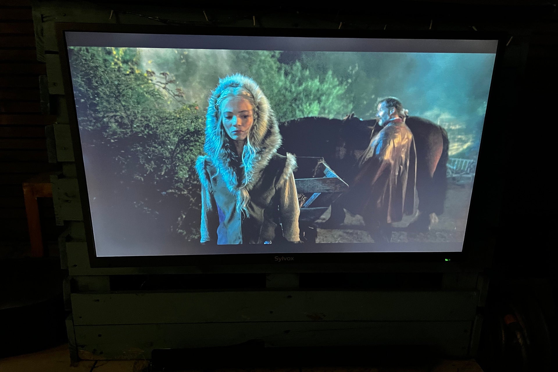 Sylvox Deck Pro Outdoor TV de 43 pulgadas The Witcher durante la noche