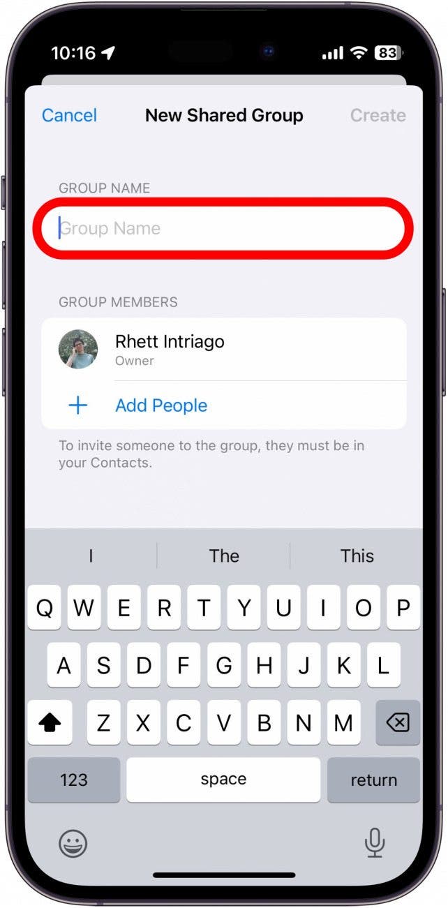 iPhone crea un grupo de contraseña compartida con el nombre del grupo en un círculo rojo