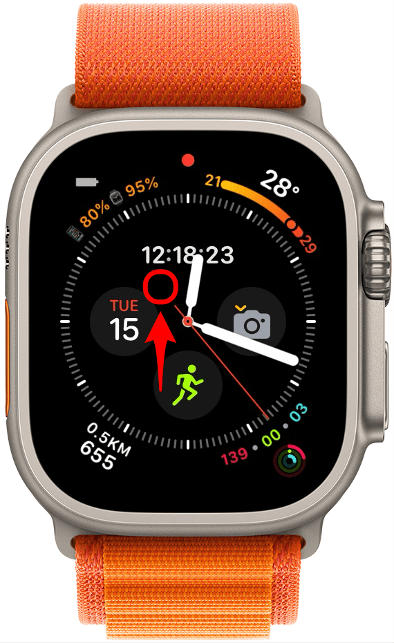 Mantén presionada la esfera de tu reloj Apple hasta que veas una opción para editar.