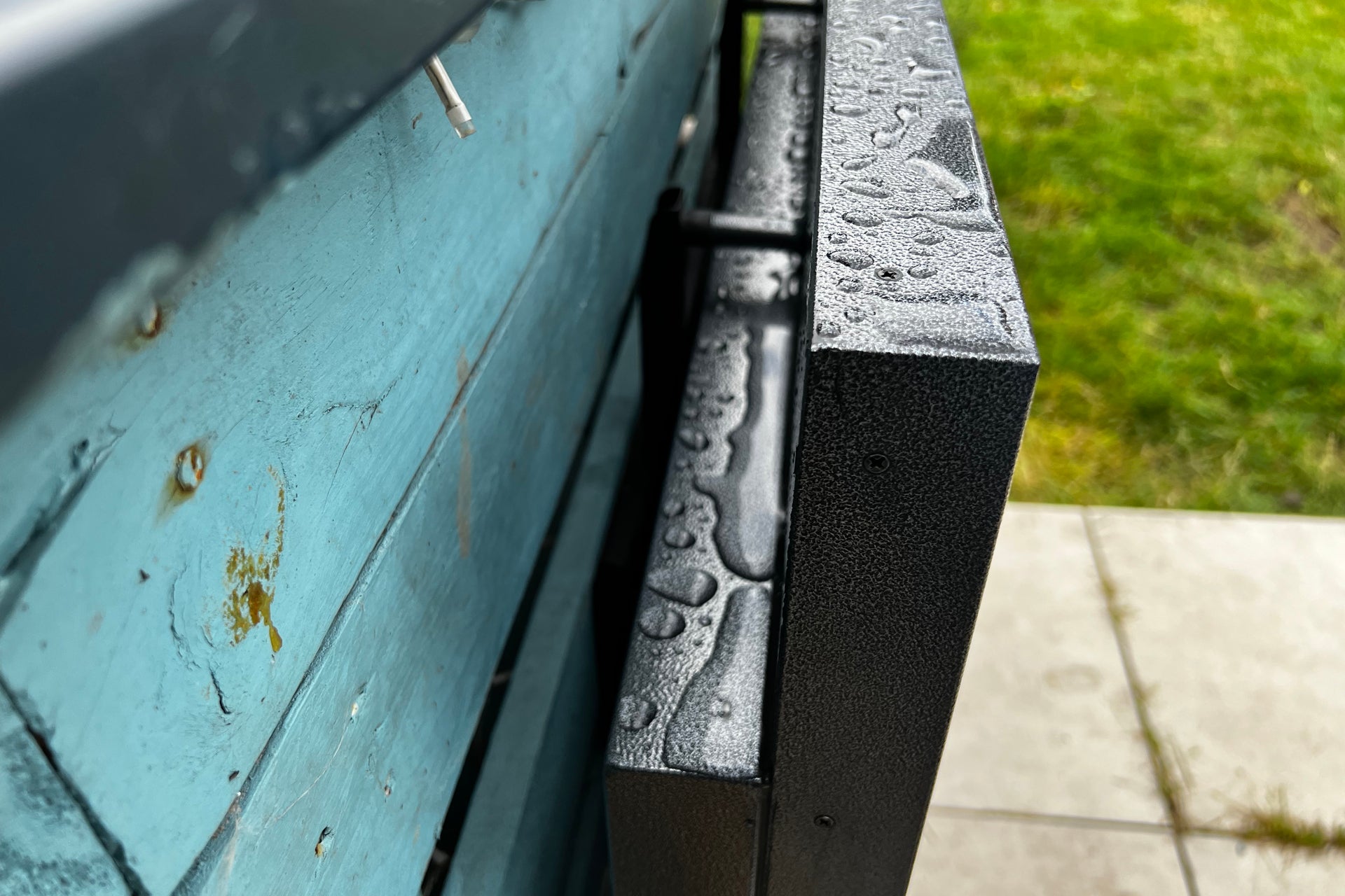 Sylvox Deck Pro Outdoor TV de 43 pulgadas mojado después de la lluvia