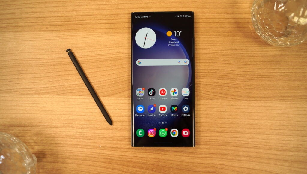Samsung Galaxy S23 Ultra sobre una mesa con el lápiz óptico S Pen
