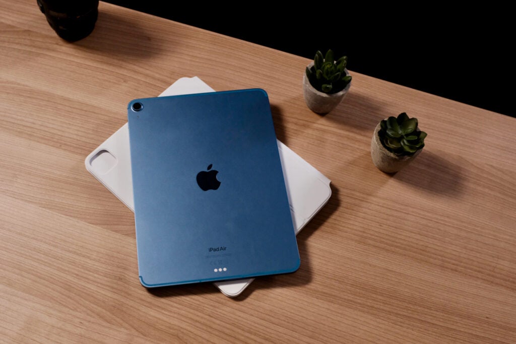 La parte trasera del iPad Air 2022 en Azul