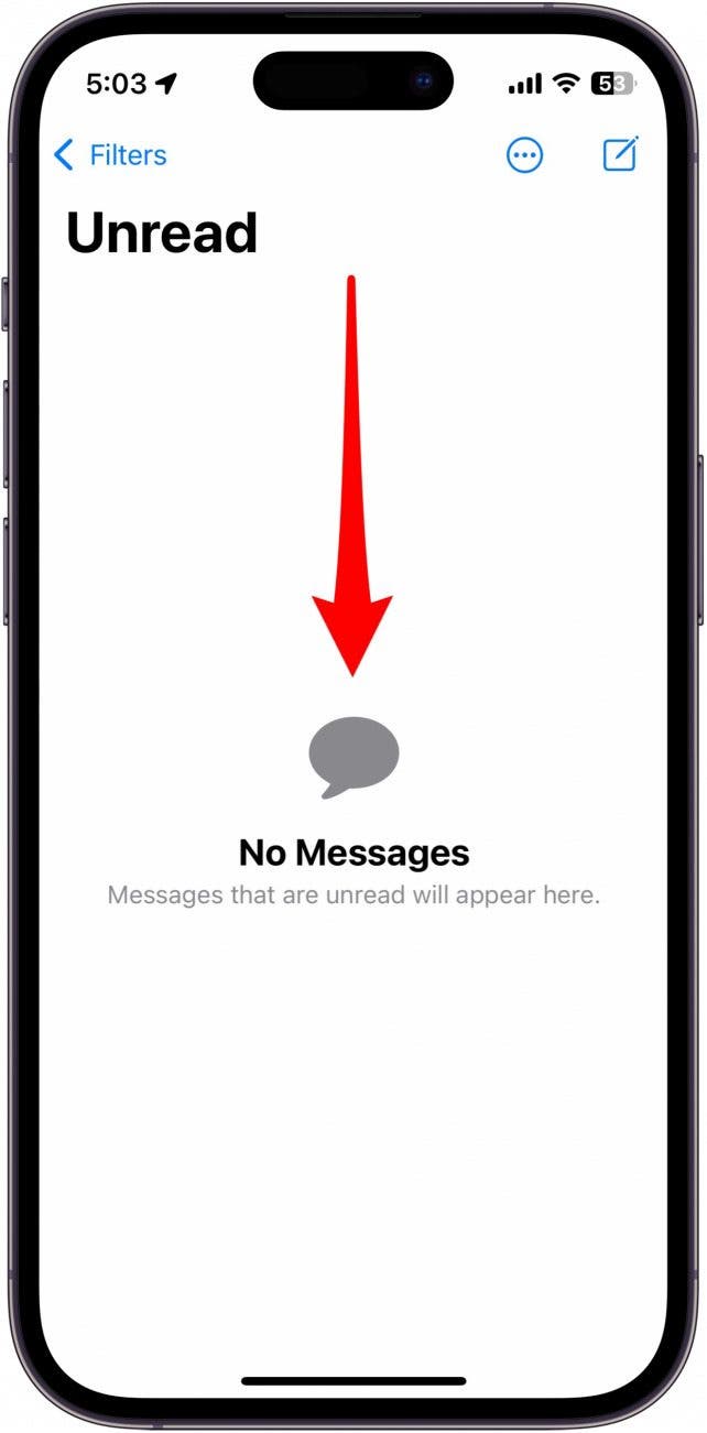 aplicación de mensajes de iPhone con una flecha roja apuntando hacia abajo indicando que se debe deslizar hacia abajo