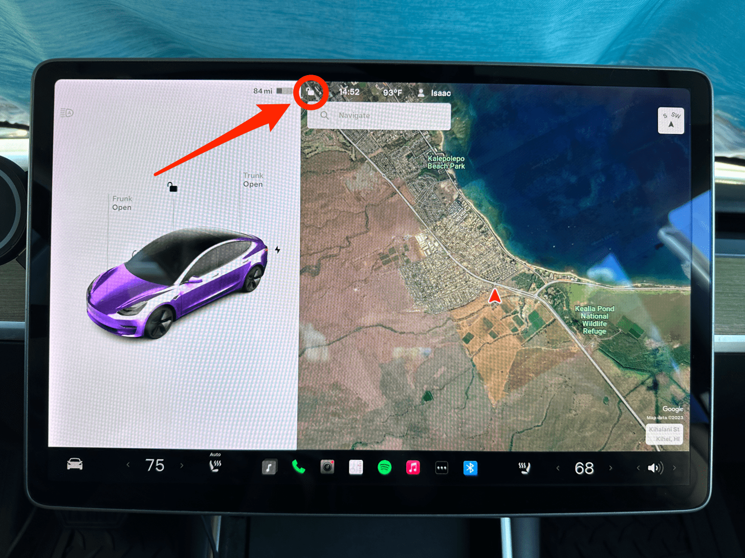 Toque el icono de bloqueo/desbloqueo en la pantalla de Tesla.