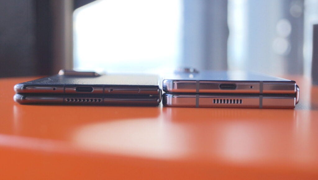 Honor Magic V2 y Samsung Galaxy Z Fold 5 uno al lado del otro, uno al lado del otro