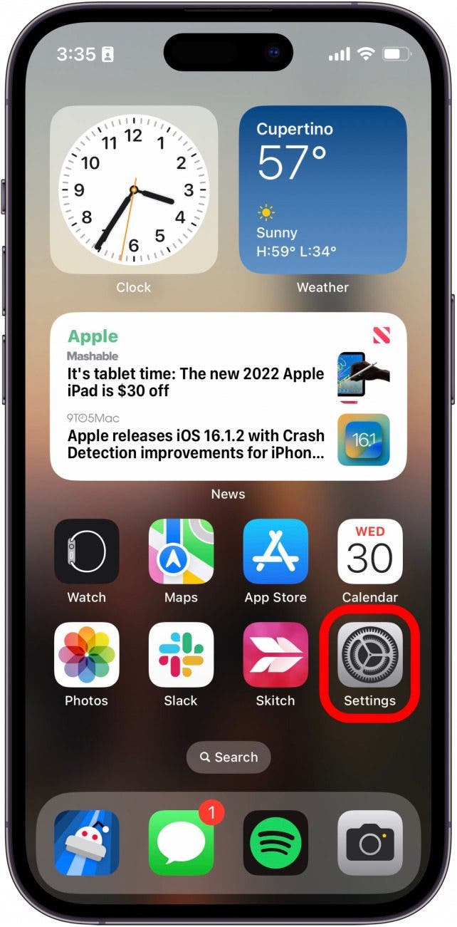 pantalla de inicio del iPhone con la aplicación de configuración en un círculo rojo