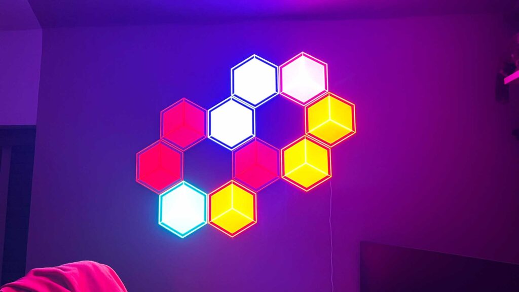 10 paneles de luz hexagonales Govee Glide Ultra se ajustan individualmente para mostrar varios colores con diferentes niveles de brillo. 