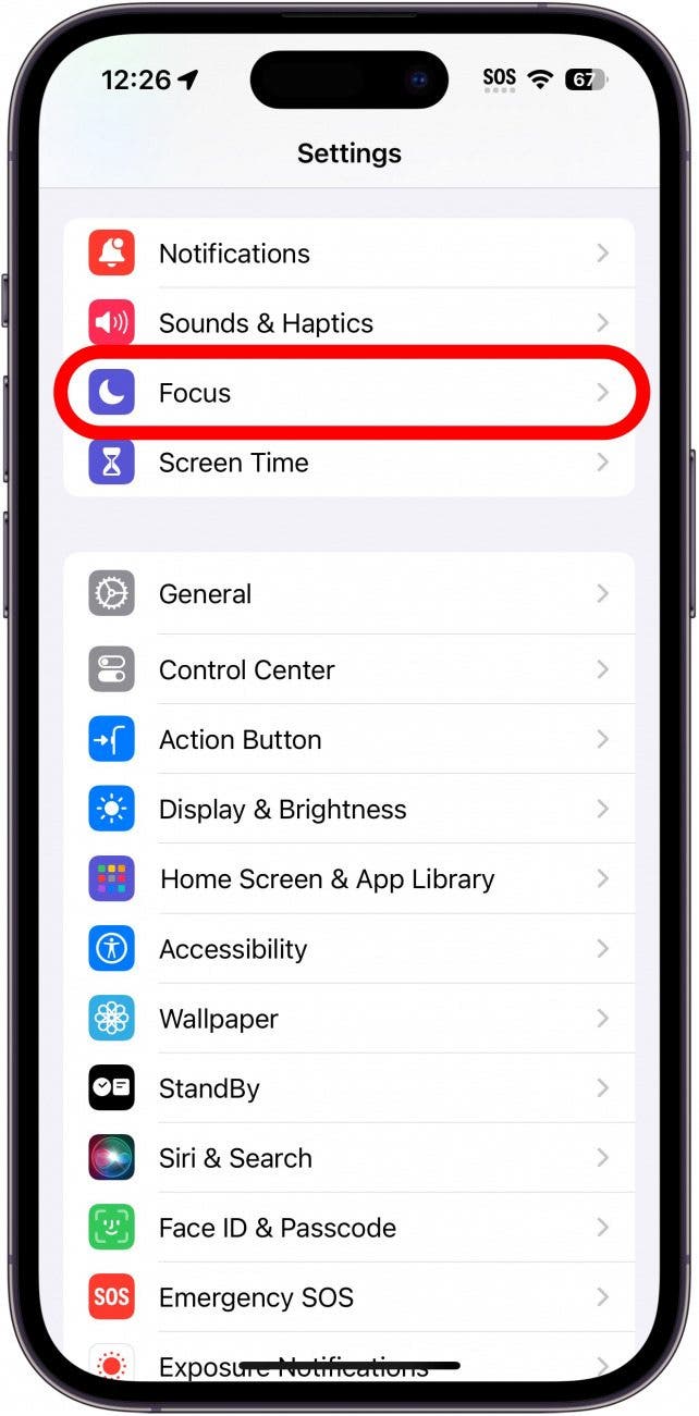 Configuración del iPhone con la opción de enfoque en un círculo rojo.