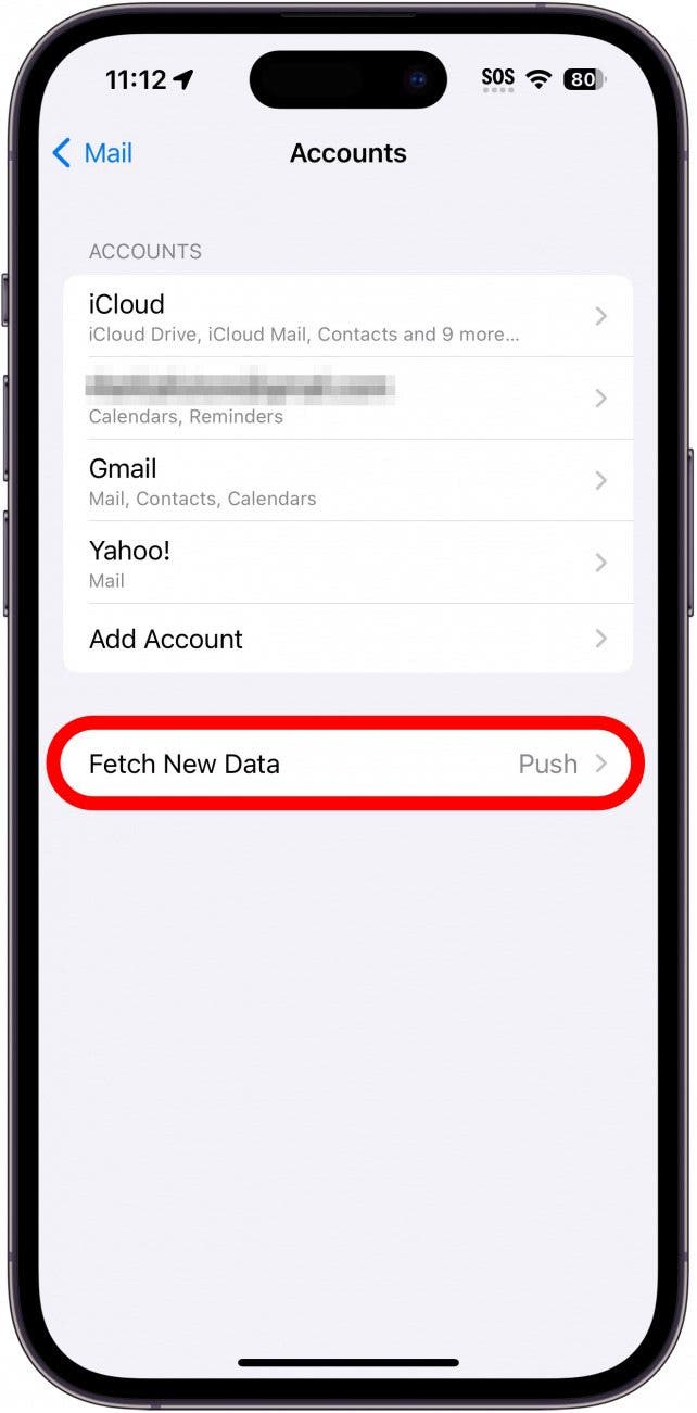 configuración de la cuenta de correo del iPhone con la opción de buscar nuevos datos en un círculo rojo