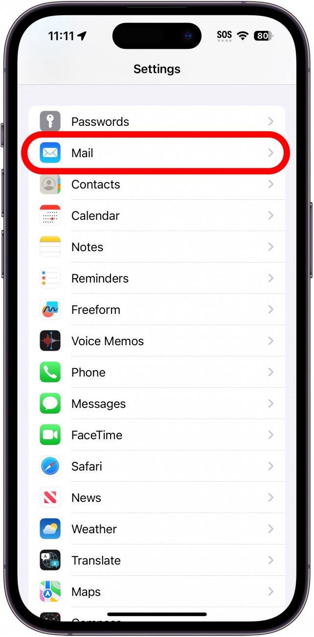 Configuración de iPhone con correo encerrado en rojo.