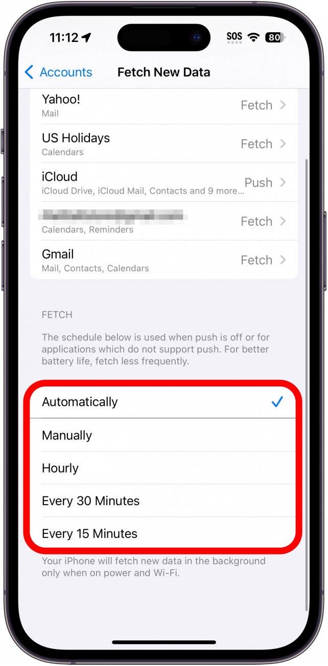 configuración de recuperación de correo de iPhone con opciones de frecuencia de recuperación en un círculo rojo