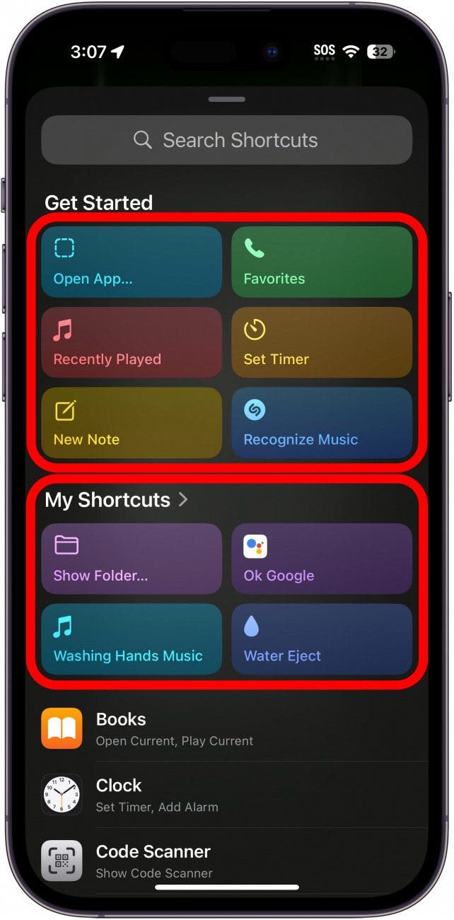 Configuración del botón de acción del iPhone que muestra los diferentes atajos que se pueden elegir, con un círculo rojo alrededor de cada sección.