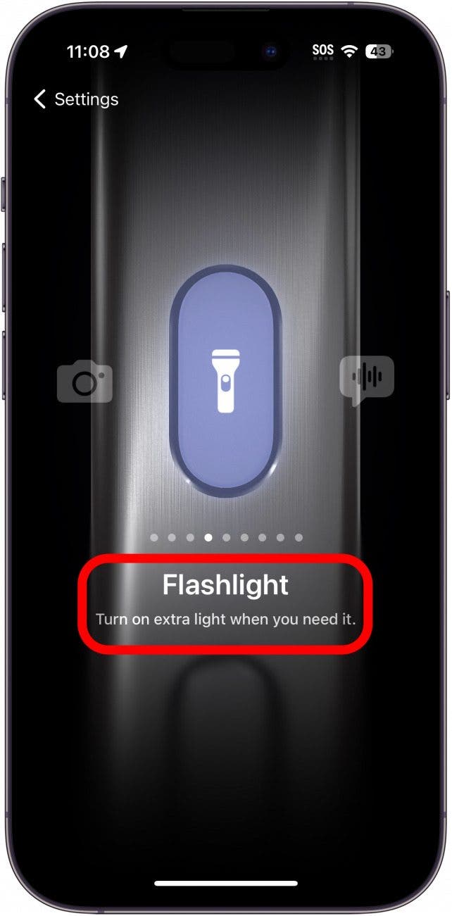 Configuración del botón de acción del iPhone que muestra la configuración de la linterna con un círculo rojo alrededor de la descripción.