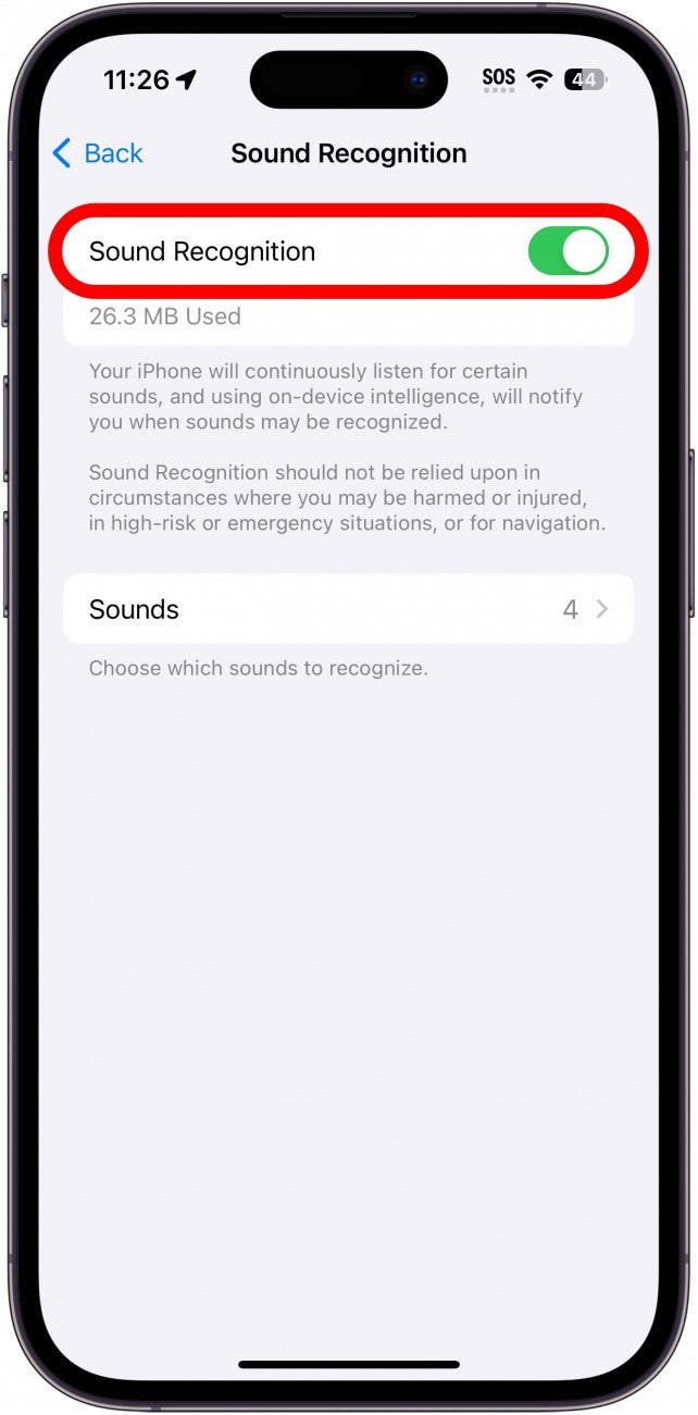 Configuración de reconocimiento de sonido del iPhone con alternancia de reconocimiento de sonido rodeada de un círculo rojo.