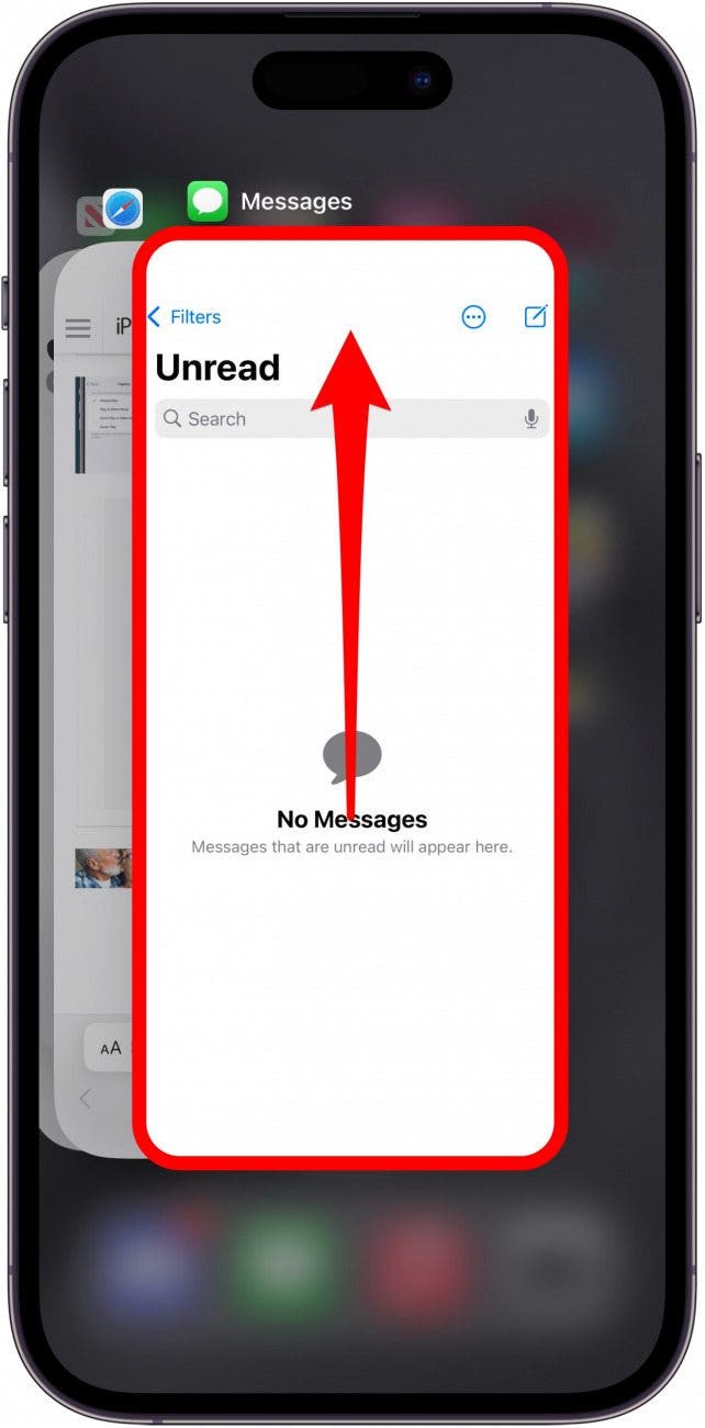 interruptor de aplicación de iPhone con una aplicación rodeada en rojo con una flecha apuntando hacia arriba, lo que indica que se debe deslizar hacia arriba para cerrar la aplicación