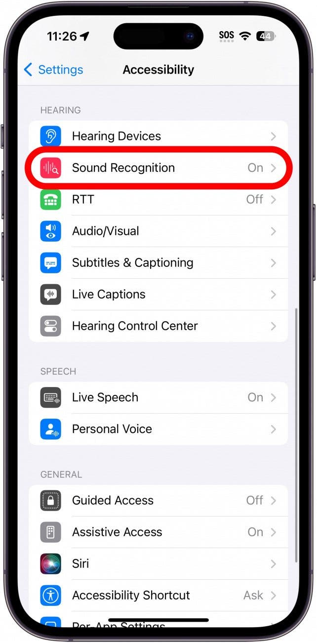 Configuración de accesibilidad del iPhone con reconocimiento de sonido en un círculo rojo.