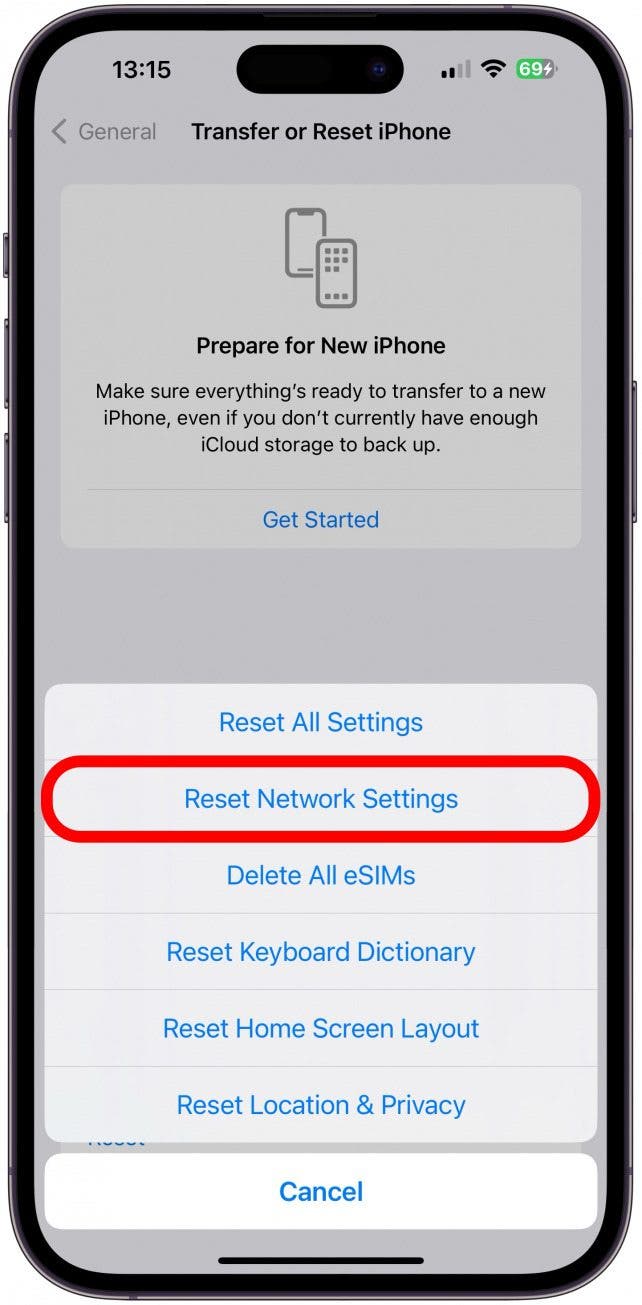 Restablece la configuración de red de tu iPhone.