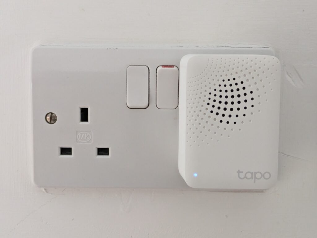 TP-Link Tapo H100 Smart Hub con timbre enchufado