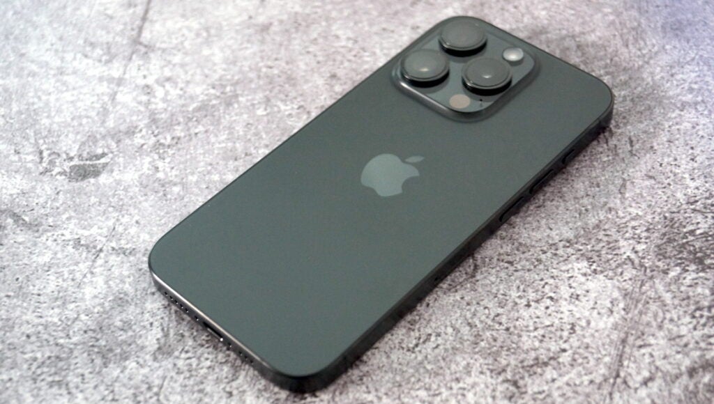 iPhone 15 Pro sobre una superficie de hormigón