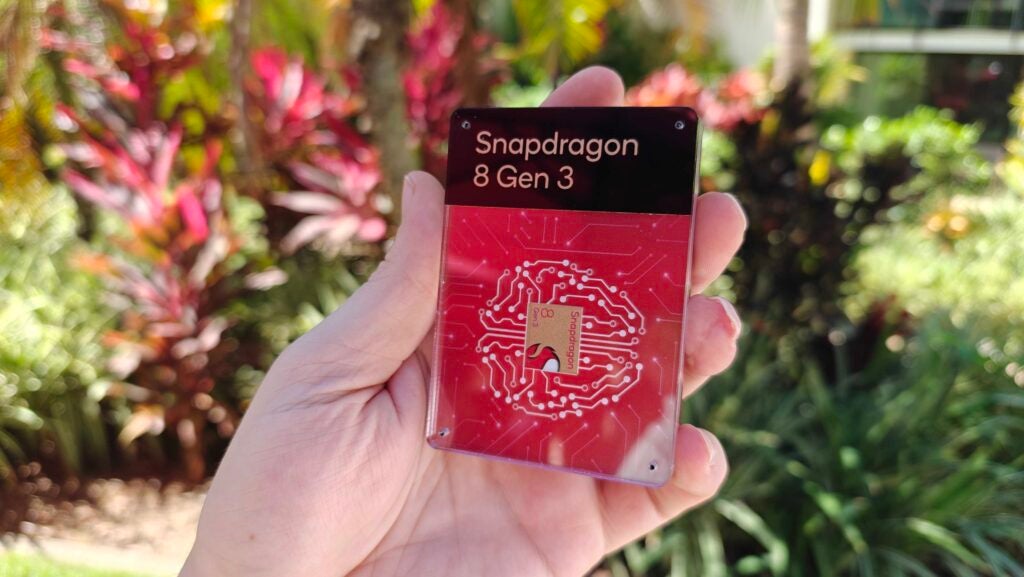 Chipset Snapdragon 8 Gen 3 en la mano