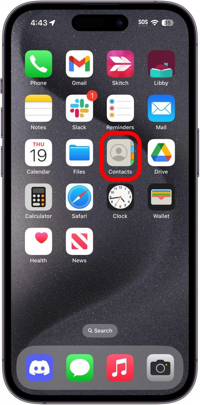 pantalla de inicio del iPhone con la aplicación de contactos rodeada de un círculo rojo