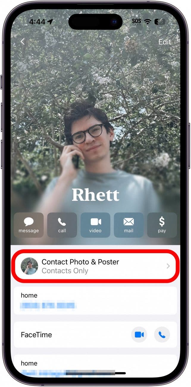 Tarjeta de contacto de iPhone con foto de contacto y botón de póster con un círculo rojo