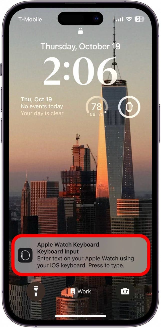 pantalla de bloqueo del iPhone con notificación del teclado del Apple Watch con un círculo rojo