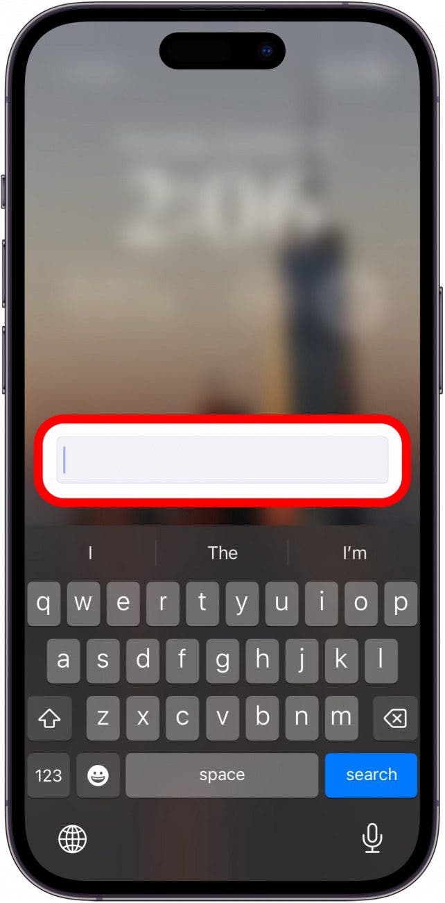 Pantalla de entrada del teclado del Apple Watch del iPhone con un campo de entrada de texto con un círculo rojo