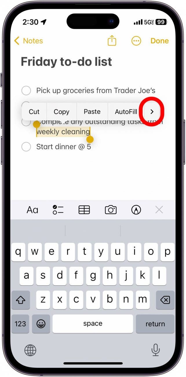 nota de iPhone con texto seleccionado que muestra el menú con un círculo rojo alrededor de la flecha que apunta hacia la derecha