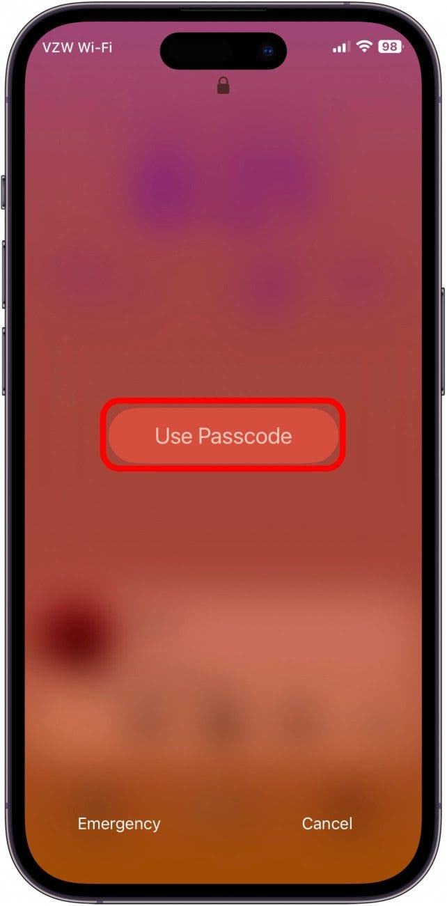 Evite usar Face ID si lo tiene habilitado e ingrese una contraseña incorrecta hasta que su iPhone lo bloquee.