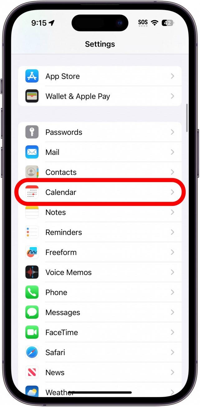 Configuración del iPhone con calendario rodeado en rojo.