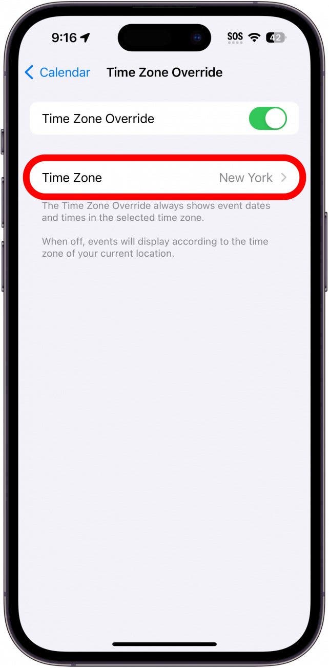 configuración de anulación de zona horaria del iPhone con zona horaria en un círculo rojo