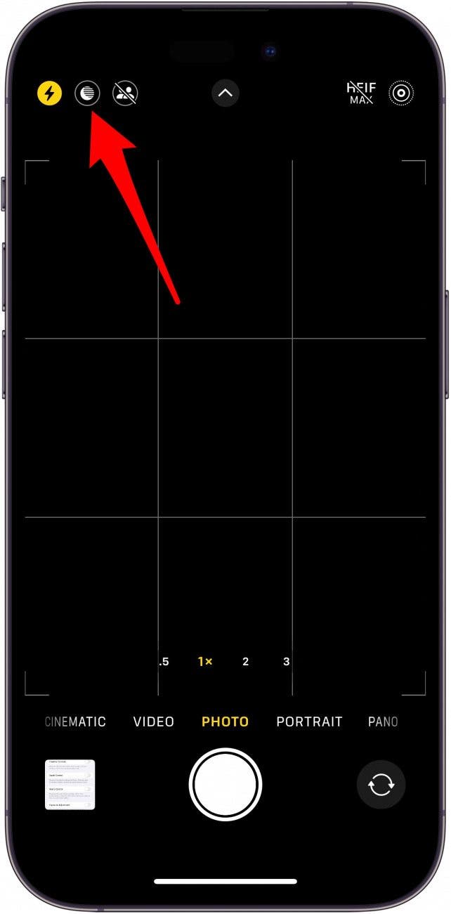 aplicación de cámara para iPhone con una flecha roja apuntando al ícono del modo nocturno en la esquina superior izquierda