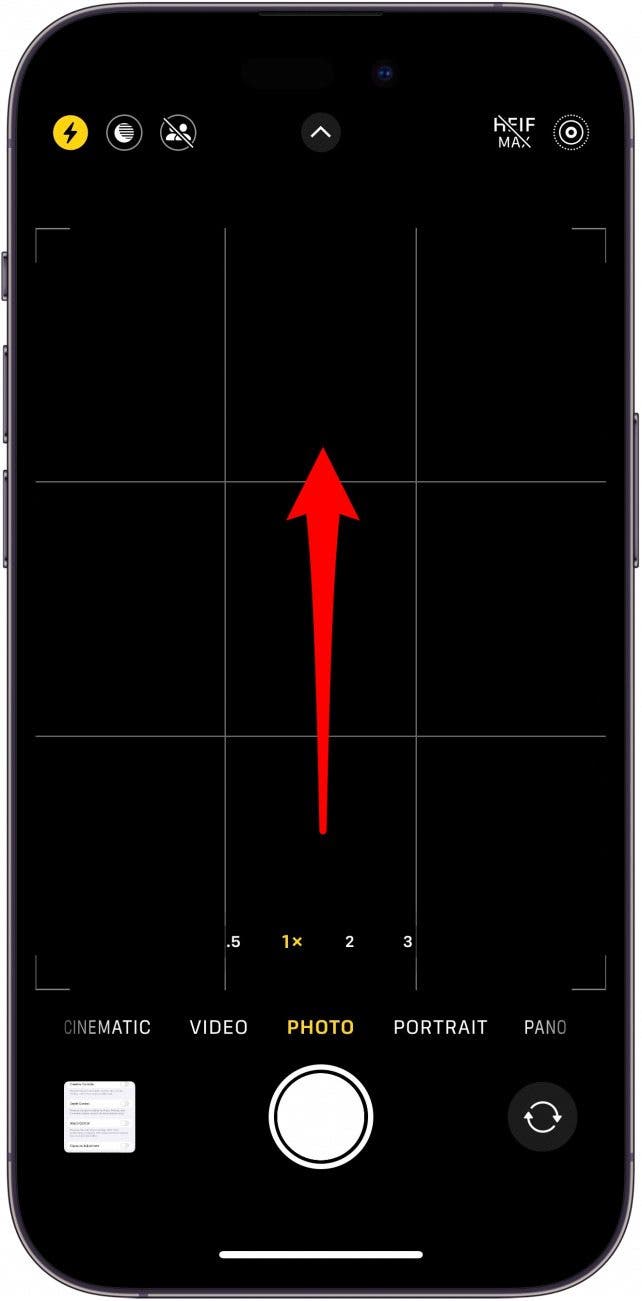 aplicación de cámara de iPhone con una flecha roja en el centro de la pantalla que indica deslizar hacia arriba