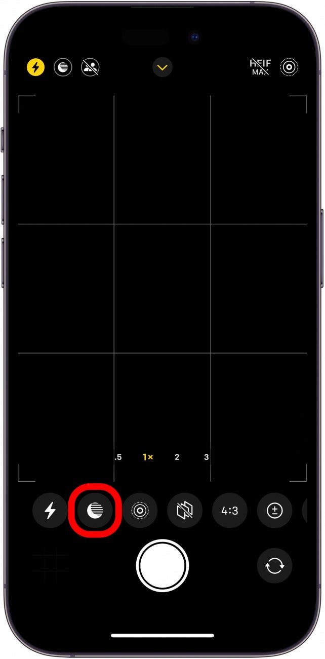aplicación de cámara para iPhone con icono de modo nocturno rodeado en rojo