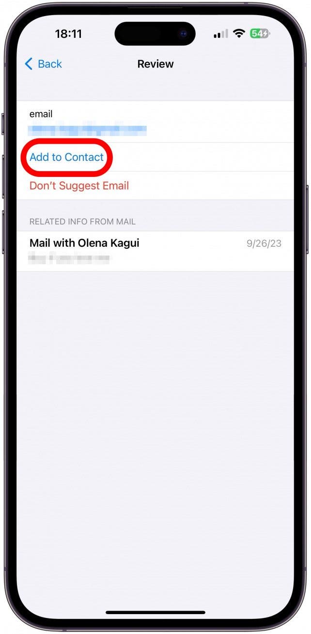 Si toca las sugerencias de Siri, puede ver la opción Agregar al contacto si desea incluirlo en su Tarjeta de contacto. 