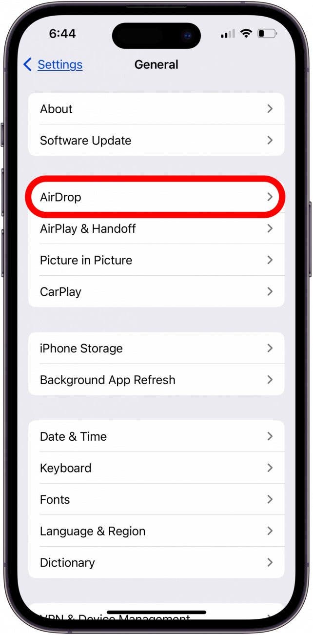 toca airdrop en la configuración general del iPhone