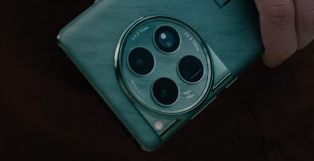 Recorte del avance principal de OnePlus 12 que muestra las lentes