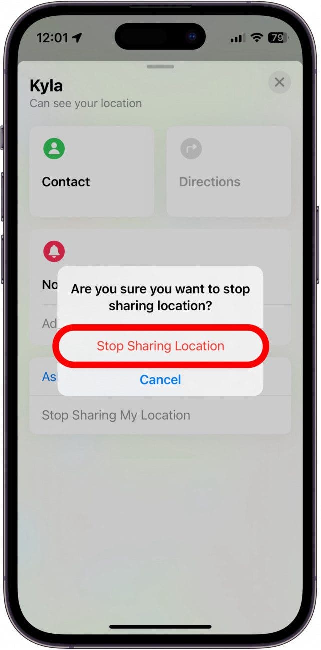 ventana de confirmación de ubicación para dejar de compartir del iPhone con un círculo rojo para dejar de compartir ubicación
