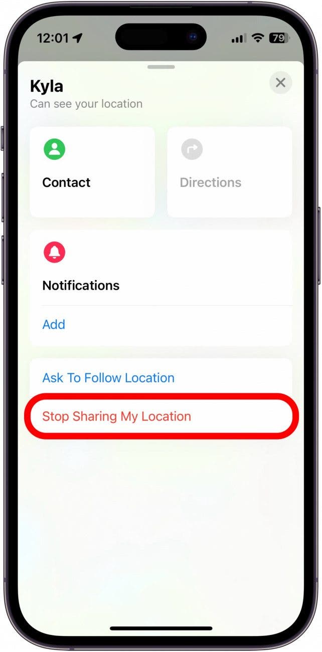 pantalla de buscar a mi gente en el iPhone con el botón de dejar de compartir mi ubicación con un círculo rojo 