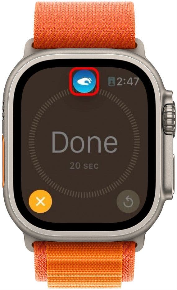 Pantalla de finalización del temporizador del Apple Watch con fondo atenuado, el botón de parada resaltado y un círculo rojo alrededor del ícono de doble toque en la parte superior de la pantalla