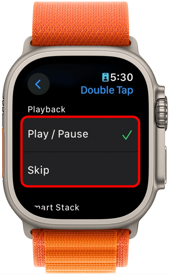 Configuración de doble toque del Apple Watch con opciones del menú de reproducción (reproducir/pausar y saltar) con un círculo rojo