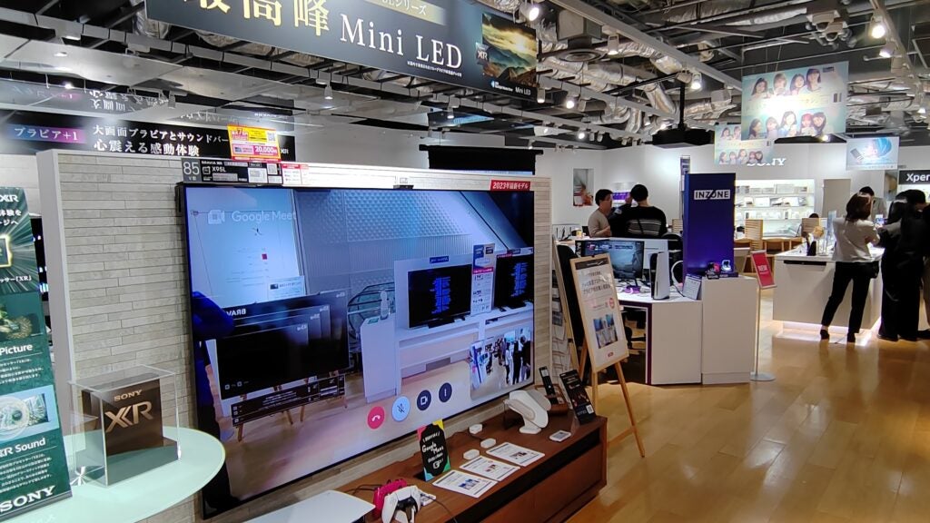 Mini televisor LED en la sala de exposición de Sony