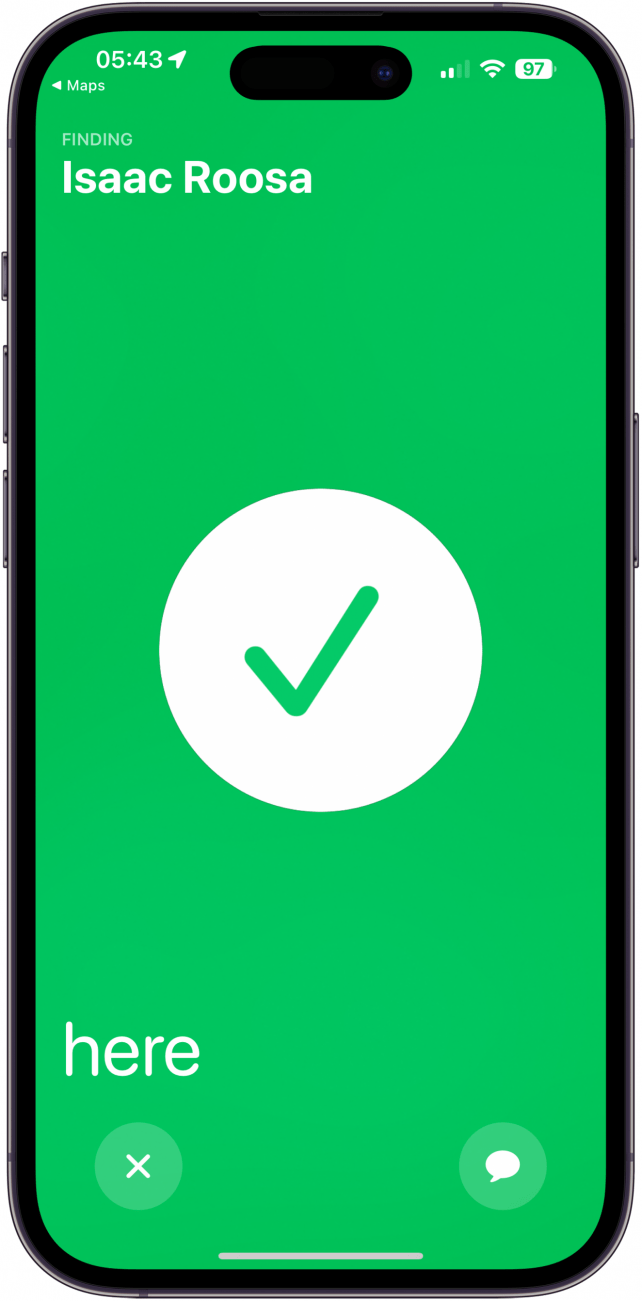 Pantalla de búsqueda de precisión del iPhone que muestra una marca de verificación verde, que indica que se ha localizado al amigo