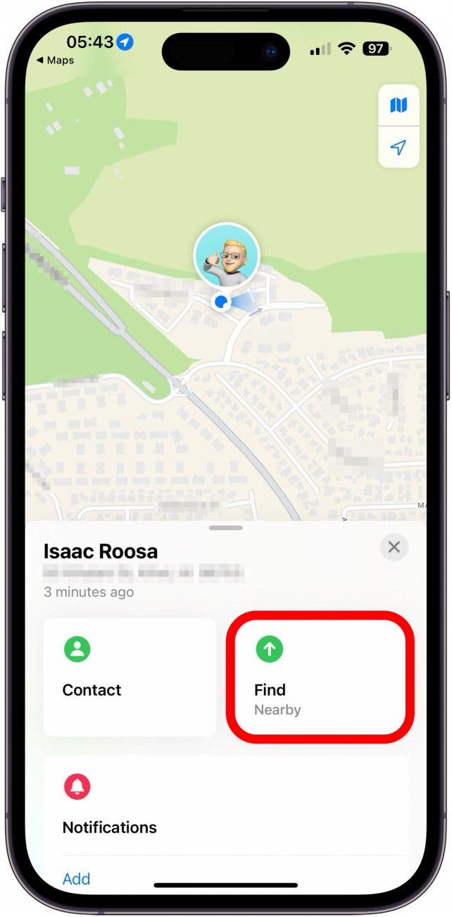 iPhone encuentra mi aplicación que muestra la pantalla de búsqueda de persona con el botón Buscar con un círculo rojo
