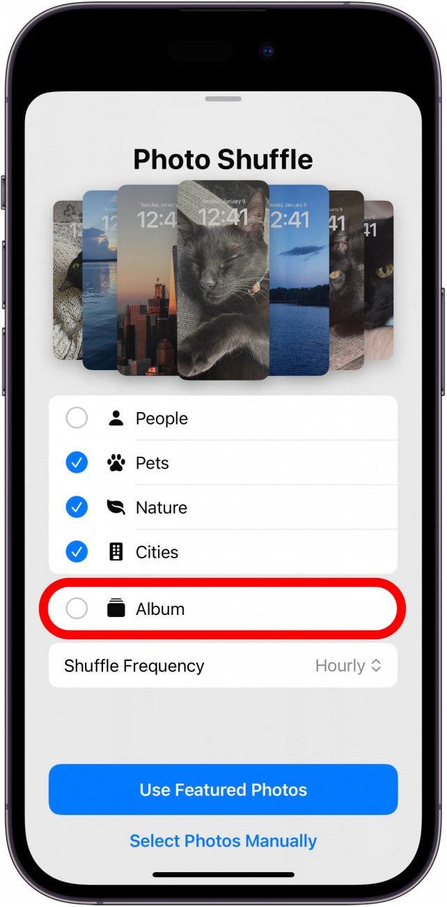 Configuración aleatoria de fotos del iPhone con el botón de álbum con un círculo rojo