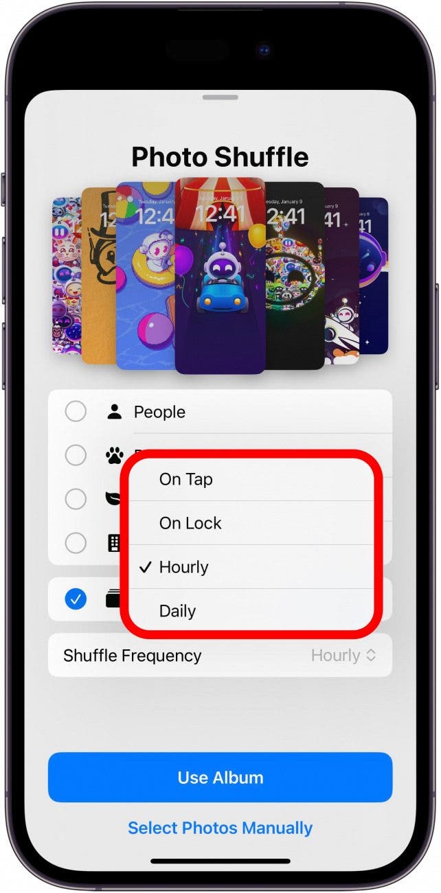 Configuración de frecuencia de reproducción aleatoria de fotos del iPhone con menú de opciones al tocar, bloquear, por hora y por día con un círculo rojo