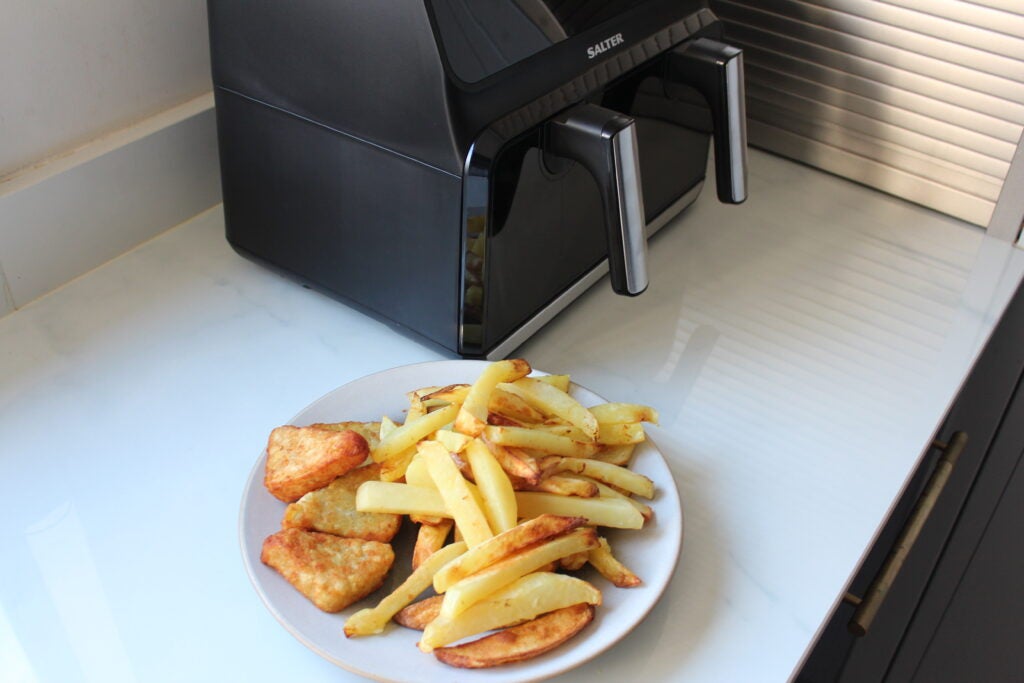Salter Fuzion Dual Air Fryer patatas fritas y croquetas de patata terminadas