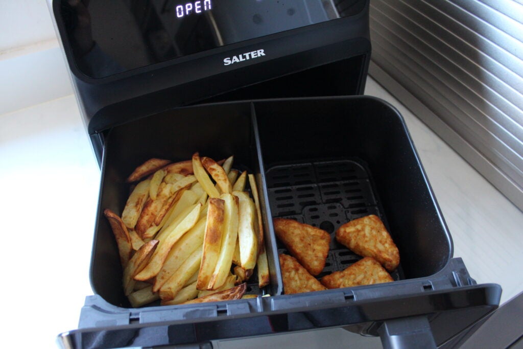 Salter Fuzion Dual Air Fryer patatas fritas cocidas y croquetas de patata en el cajón